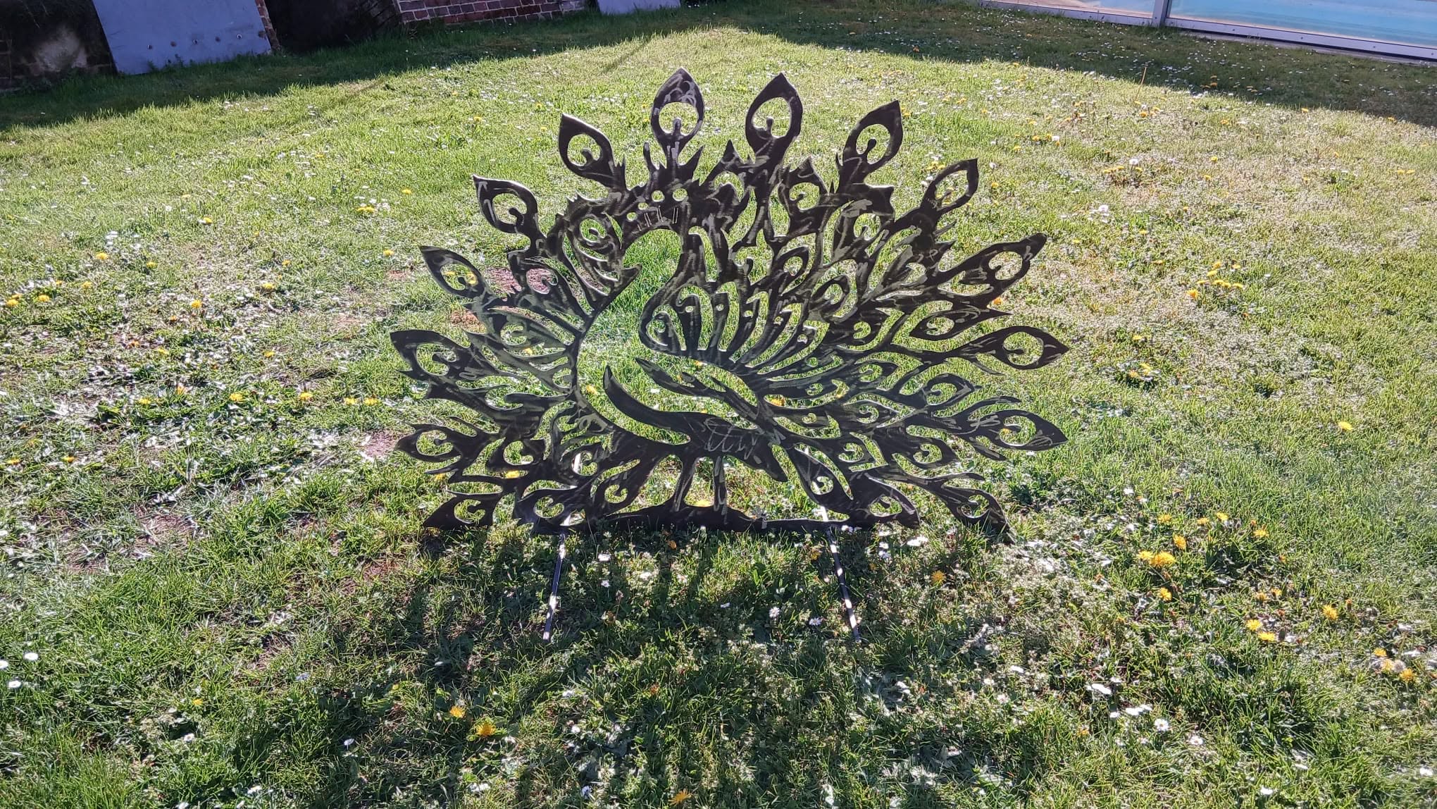 Silhouette de paon découpée dans le métal pour le jardin
